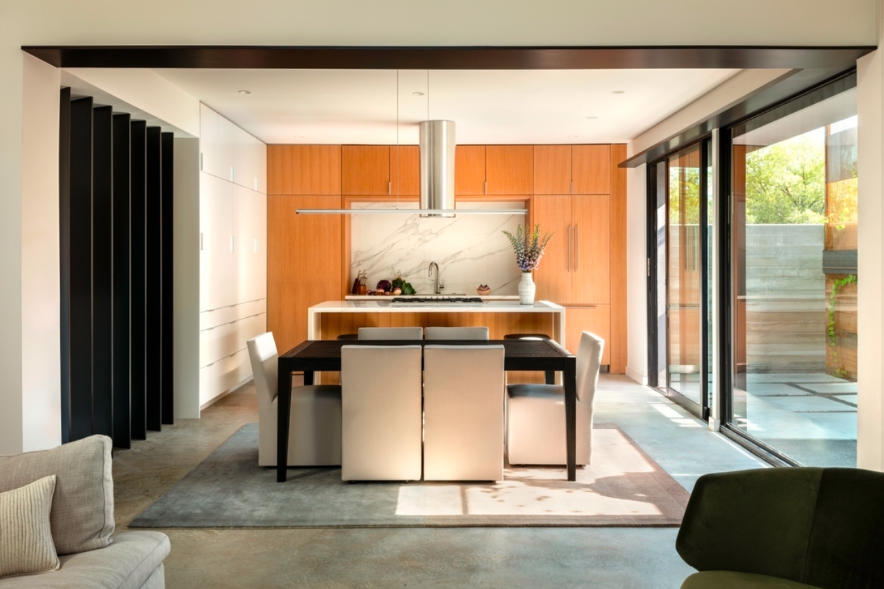 Calacatta Michelangelo StratusPorcelain installed in modern kitchen